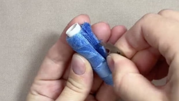 刺しゅう糸の束を縦に切って、ハギレに縫い付けて…… 800万再生の“お手軽アイテム”に「良いアイデア!」「ワクワクした」【海外】