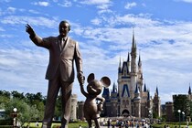 “猛暑の”ディズニーランド→人気キャラクターが“まさかの姿”に…… 「そりゃそうなるわな」「これは笑った」「かわいそうだけどかわいい」