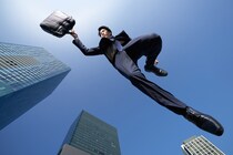 【画像：「物流・輸送業界の就職人気企業」ランキング10位～1位を見る】