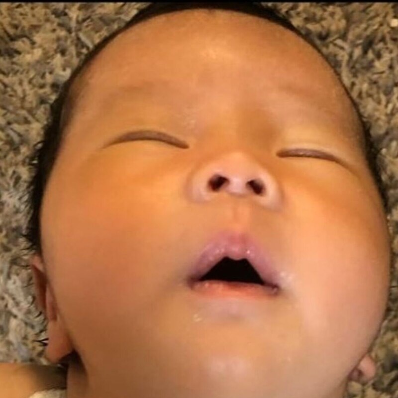 祖母に「なんか首長ない?」と言われた赤ちゃん→予期せぬ“まさかの姿”に「待ってww」「将来モデルになれそう」