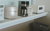 「メダカいそうじゃない？」11カ月の娘にご飯を作るママ、キッチンをふと見ると……　まさかの光景に「ビオトープ！」「原子の海みたい」