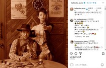 浅野忠信、50歳誕生日にモデル妻と“謎のコスプレ”　ラブラブぶりに「最高すぎる夫婦」「なにやってるんですか？」