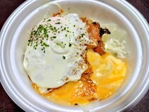 「頭バグる」「背徳的すぎる」　松屋の「チーズバーガー丼」が話題　実際パンに挟んで食べてもうまい【実食レポ】