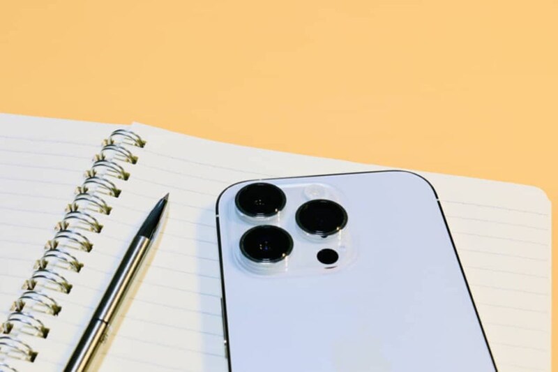 【50代に聞いた】デザインがオシャレだと思う「スマホメーカー」ランキング! 2位は「ソニー」、1位は?