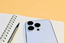 【50代に聞いた】デザインがオシャレだと思う「スマホメーカー」ランキング！　2位は「ソニー」、1位は？