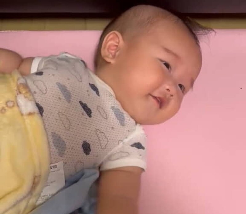 笑顔の4カ月赤ちゃんにママが手をあてて7秒後……「奇跡の子!」 驚きの光景が316万表示「すげぇ!!」「天才なのか?」