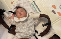 抱っこ紐でやっと寝た赤ちゃん→そっと下ろしママがトイレから戻ると……　思わず叫びそうになった光景に心が洗われる