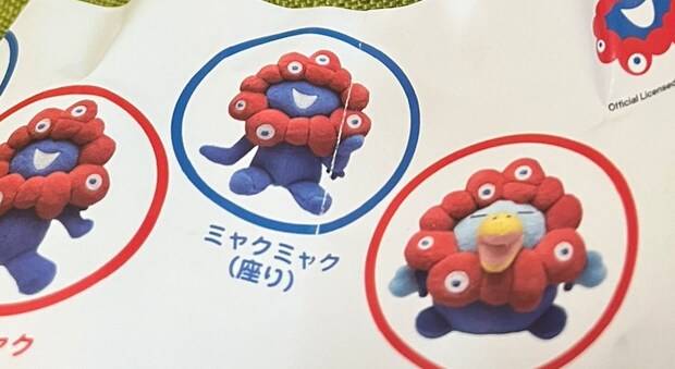 【万博】ミャクミャクのカプセルトイで、「座りポーズ」を引き当てたら…… 「なんだコリ!」“思ってたのと違う姿”に仰天「これはこれで……」