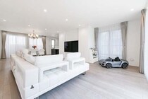 “モデルルーム顔負け”でとんでもなく豪華！　川崎希、自宅リビングを公開　大理石テーブルに高級ソファも