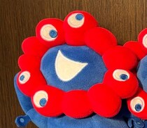 万博でもらったミャクミャクぬいぐるみ、横一列に並べると……　「おぉ～！」まさかの光景に「すごい発見」「こんなの出来るんですね」