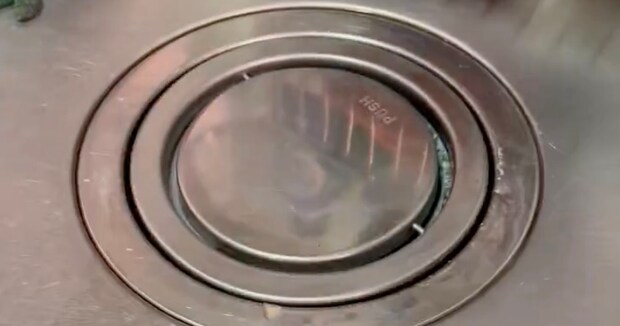 ゲリラ豪雨の日、自宅のキッチンを見ると……　「シュールすぎるw」　まさかの光景が400万再生　「何か出てきそう」「笑たらあかんけど笑てもうた」