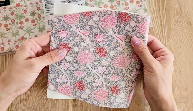 セリアのブックカバーをちょこっと縫い、たった5分で完成したのは……　“マジ使える”大変身に「すてきすてき」「素晴らしいアイデア」