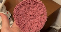 最初は“ガタガタ”だった編み物初心者の男性→努力を重ねて1カ月後……「信じられない！」　驚きの成長ぶりに「すごい進化」「こんなに?!」