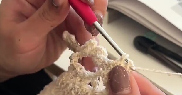 「いつかアイドルの衣装を作りたい」→女性が夢中で編み上げた“唯一無二のドレス”に「初めて見た！」「安室ちゃんに着てほしい」