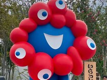 【万博】東ゲートと西ゲートのミャクミャク像をよく見ると……じつは全然違う！「西はお尻がプリティ」「東ジワる」「西は大阪ジョーク？」「東は夜ちょっと不気味ｗ」