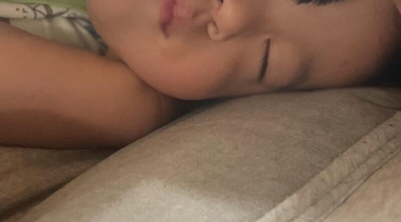 熟睡中の1歳10カ月の男の子、ママがそーっと寝顔を撮ろうとすると……　引きで見るとわかるまさかの一枚に「可愛いアピール」「これはこれでアリ」