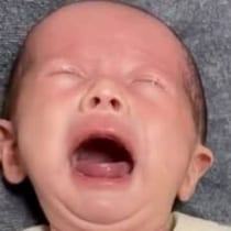 大号泣する双子弟→兄は……　生後2カ月とは思えぬ“まさかの表情”に「笑った」「どうしちゃったの??」と416万再生