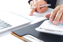 【男性に聞いた】「将来安泰そうな士業」ランキング！　第2位は「弁護士」、1位は？