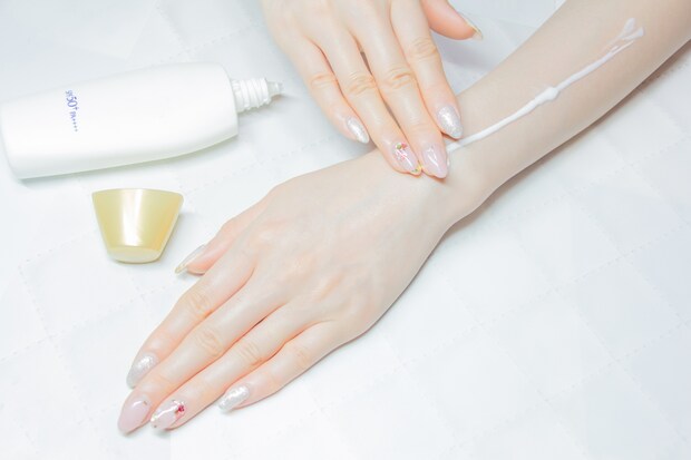 【30代以下が選ぶ】最強だと思う「日焼け止めブランド」ランキング！　2位は「雪肌精（コーセー）」と「ニベア（ニベア花王）」、1位は？