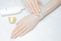 【30代以下が選ぶ】最強だと思う「日焼け止めブランド」ランキング！　2位は「雪肌精（コーセー）」と「ニベア（ニベア花王）」、1位は？