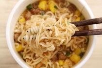 【50代に聞いた】麺が最高にうまいと思う「カップ麺シリーズ」ランキング！　2位は「日清食品 カップヌードル」、1位は？