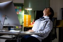 「この程度の仕事で音を上げるとか（笑）」　退職代行91回の中古車販売会社、辞めた20代男性の壮絶エピソード