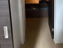 2カ月赤ちゃんが待つ寝室、ママがそーっと開けると……　「あかん」思わぬ姿が186万再生「笑っちゃう」「人生何周目かしら」