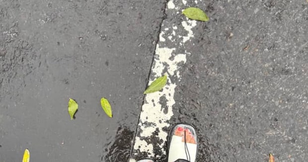 豪雨のなか歩いていた女性→足元に異変を感じ、見てみると……「えぇぇぇ」　衝撃の光景が156万表示「なんでww」「初めて見る現象」