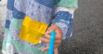 雨の日、5歳息子の“持ち物”をよく見ると……「そっちかー!!」　まさかの姿にママ驚愕　「なんでやねん」「膝から崩れ落ちるわ」