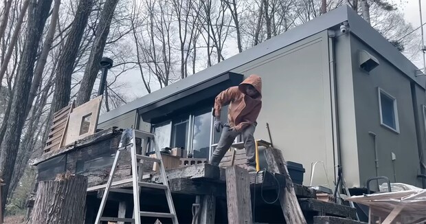 山小屋の老朽化したウッドデッキ→女性1人でDIYしたら……　3カ月後、見違える空間に「憧れます」「最高」「ウルウル」