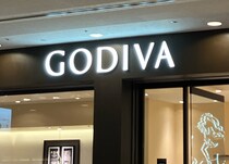 大人かわいいGODIVA（ゴディバ）の“ハロウィン限定ネコバッグセット”もう見た…？！　「カバンの作りがしっかり、使い勝手も◎」「新作もあり、安定のおいしさ！」