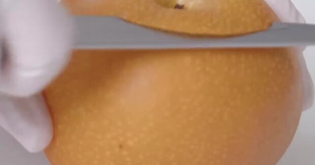 老舗果物専門店のパティシエが“梨のむき方”を披露したら……　420万再生の芸術レベルの職人技に「真珠のよう」「鳥肌立ちました」