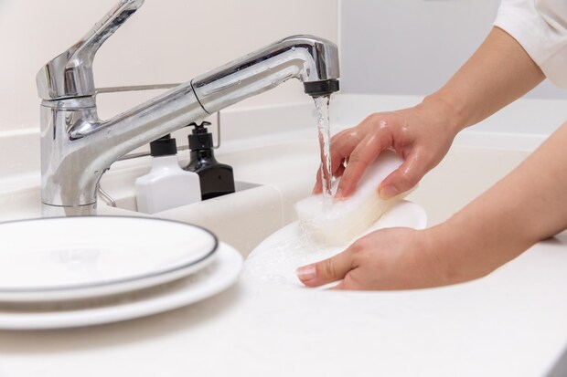 【30～40代の男性が選ぶ】最強だと思う「食器用洗剤」人気ランキング！　2位は「キュキュット」、1位は？