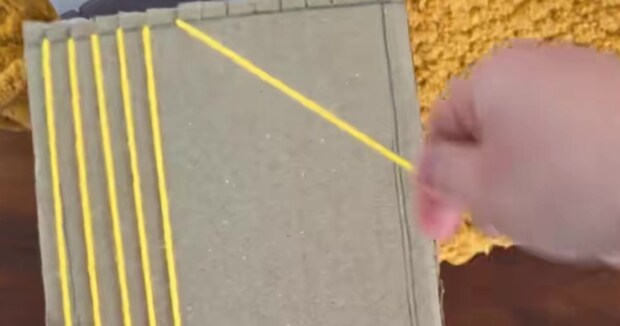 ダンボールに白と黄色の極太毛糸を巻き付けていくと……　930万再生のもこもこアイテムに「簡単そう」「家族でやってみます」【海外】