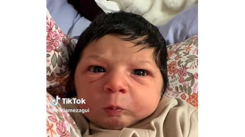 真っ黒ストレートの髪で産まれた赤ちゃん、1年後……　驚きの大変身が450万再生「声が出ました！」「予想を超えていった」【海外】