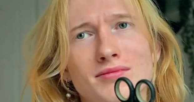 「男なんだから髪を切れ」と言われた青年→美容室から帰ってくると……　「うわああああああ」“まさかの変身後”に「めっちゃ似合っとる！」【海外】