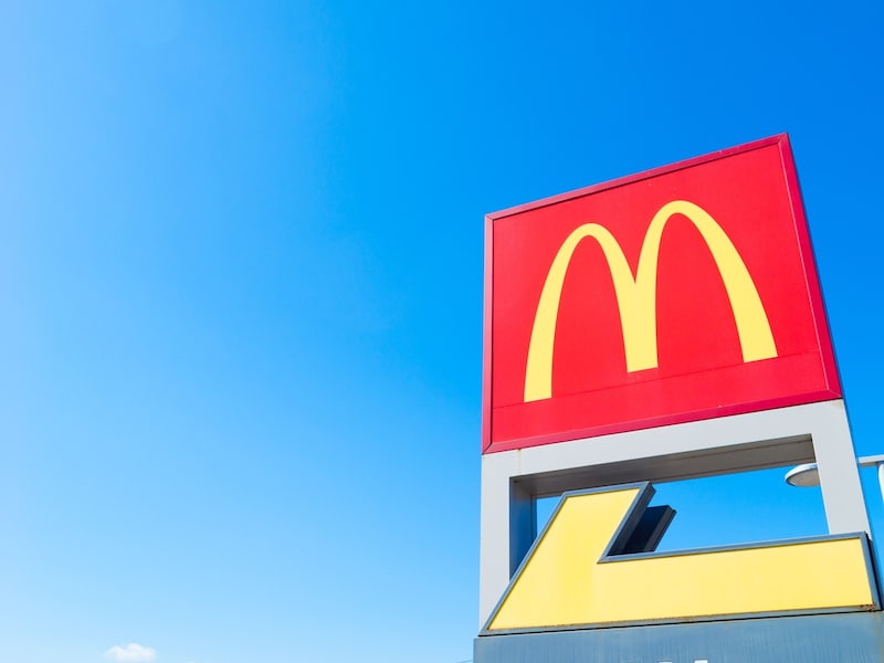 米津玄師が紅白で乗ったサメ、「マクドナルド ハッピーセットのおもちゃに激似」とSNSで話題 フリマサイトで一気に高騰「欲しい」