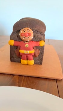 アンパンマンの食パンを切ったら……　まさかの中身に「怖い」「うわぁぁぁ!!」など恐怖の声　パンアーティストに制作意図を聞いた