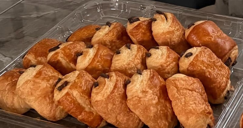 パンを並べていた息子を、ママが撮影したら……「やばい」　発覚した“衝撃の光景”に「こんなのやられたら笑い止まらない」