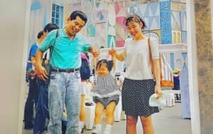 ディズニーランドで撮ったパパとママと娘の写真、30年後に同じ場所とポーズで再現したら……　「最高やん」と大反響 【2025年に読まれたディズニー記事トップ5】
