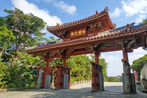 【関西地方在住者に聞いた】買ってきてほしい「沖縄県のお土産」ランキング！　2位は「パイナップルケーキプレミアム」、1位は？