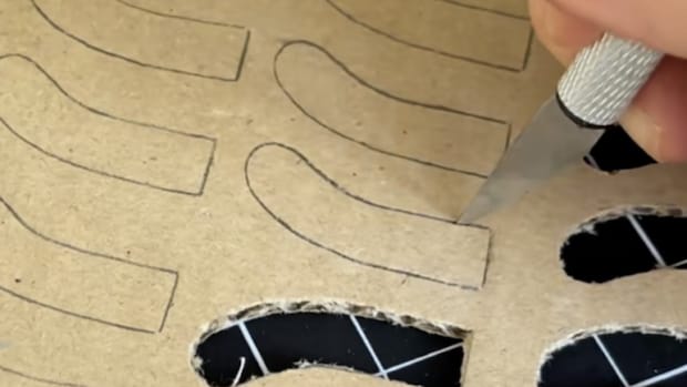 ダンボールを切って、積み重ねて布を貼ったら……　“ちっちゃな完成品”に反響「すばらしい！」「IKEAのよりいい！」【海外】