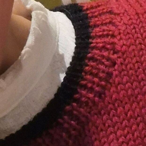 夫に「入手経路どこ!?」と言われたセーター→妻が着たら…… 驚きの姿に「これいいなあ」「おしゃれですね」と171万表示