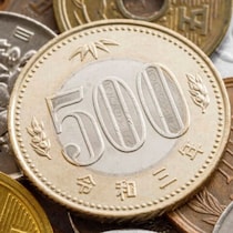 洗濯機の下から500円玉を発見するも、色が変……　衝撃の見た目に「こんなになるの!?」「初めて見た」と303万表示