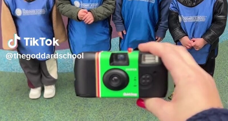 プリスクールの子どもたちに「写ルンです」を渡したら……　思わぬ光景に「めちゃくちゃエモい」「オーマイゴッド」　【海外】