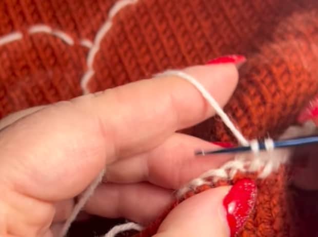 「こんなの初めて見た」無地の子ども用ニット→かぎ針で毛糸を編み足すと……「すごい!」印象ガラリのアレンジが話題【海外】