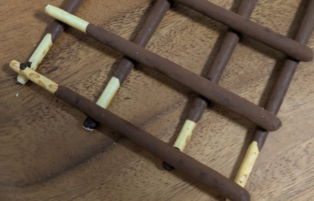 建築学科の友人とお菓子の家を作ったら→「何か始まった…」 970万表示のまさかの光景に「芸が細かいw」「声出して笑った」