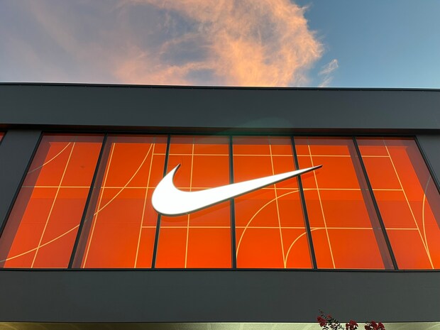 「一目惚れで購入しました」 NIKE(ナイキ)の“レトロスポーティなスニーカー”が高評価 「履き心地がよく歩き疲れない」「デザインもシンプルで気に入ってます」