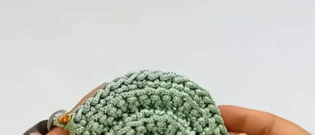 【かぎ針編み】3ミリの糸を扇状に編み込むと……　高見えアイテム完成に「これは傑作」「完璧です！」【海外】