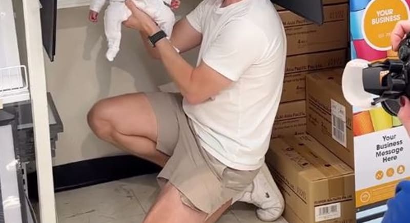 初めて赤ちゃんのパスポート写真を撮影したら…… まさかの仕上がりが1030万再生「まさにボス・ベイビー」「わははは」【海外】